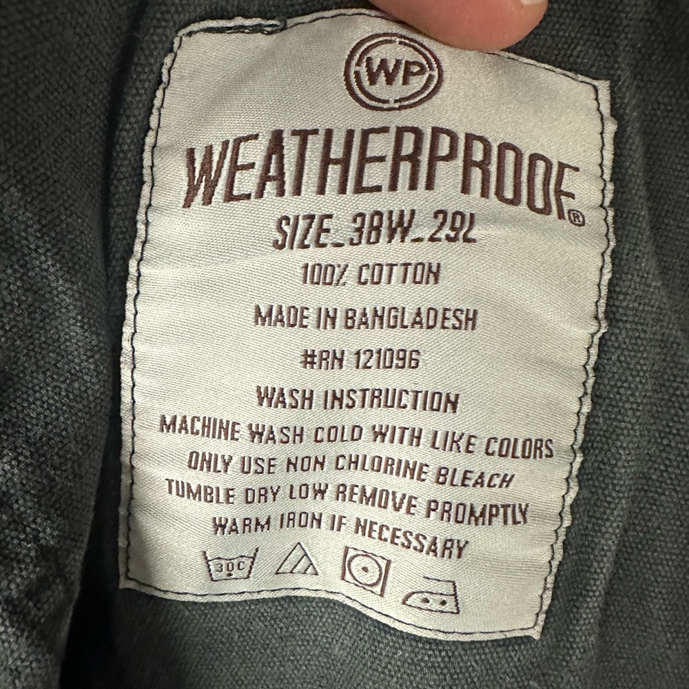 Weatherproof cargo pants with zipper side pocket.  90’s retro. 38/29